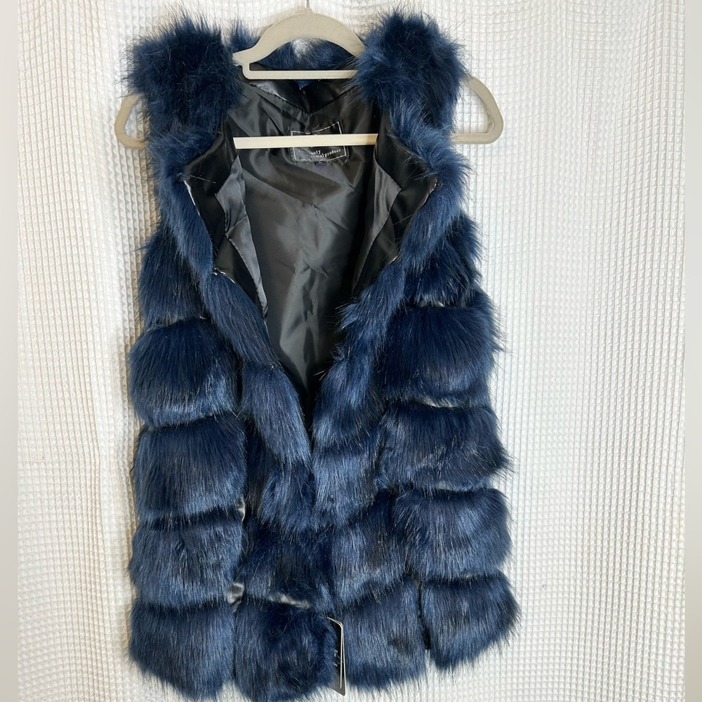 Women’s Faux Fur Vest- Stylish and Cozy - Picture 2 of 8